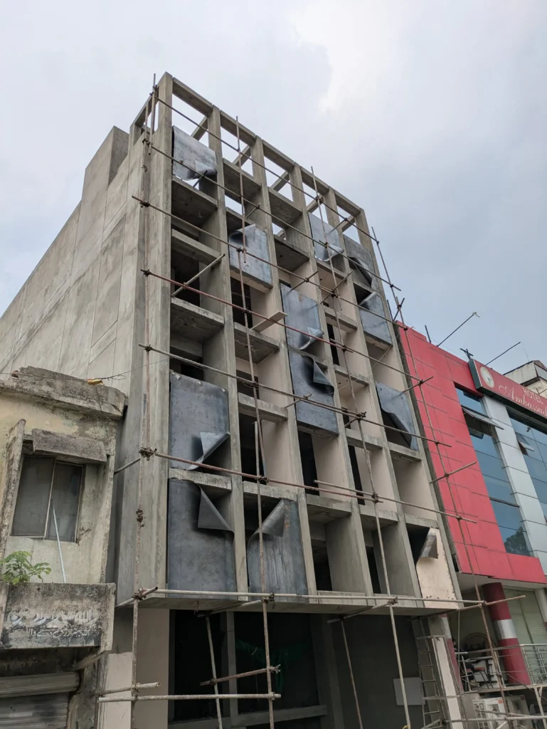 Building construction with scaffolding